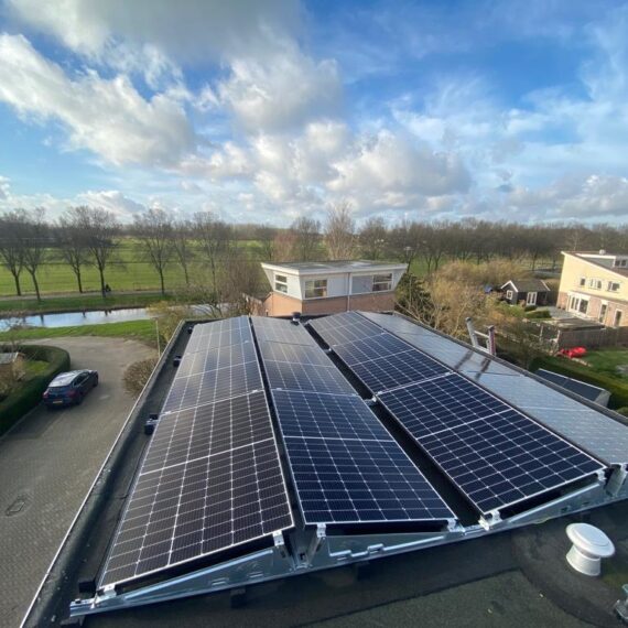 zonnepanelen installatie plat dak